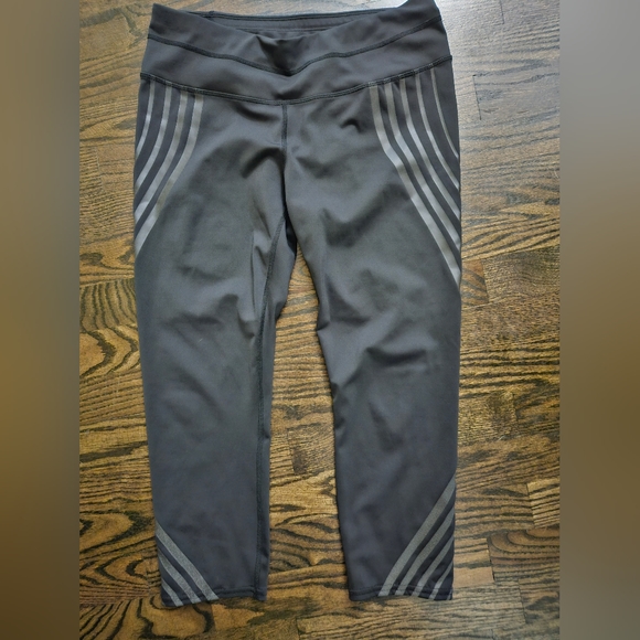Athleta Pants - Athleta racer capri leggings.